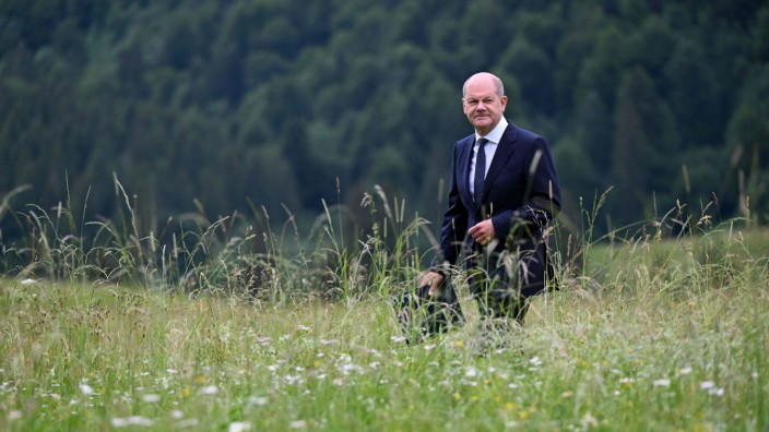 Mitten in Bayern: Wiesen-erprobt: Kanzler Olaf Scholz auf Dienstreise beim G7-Gipfel in Garmisch.