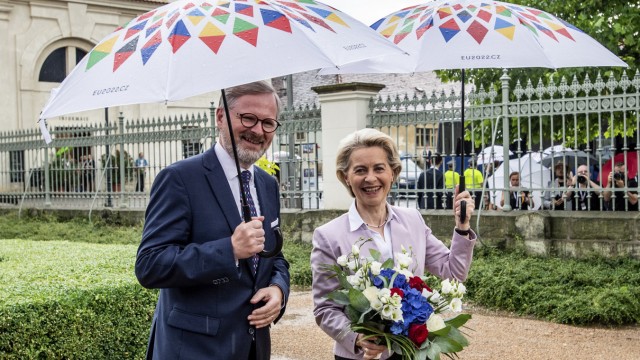 Europäische Union: Auftakt unterm europäischen Schirm: Der tschechische Premier Petr Fiala empfängt Kommissionspräsidenten Ursula von der Leyen auf Schloss Litomyšl.