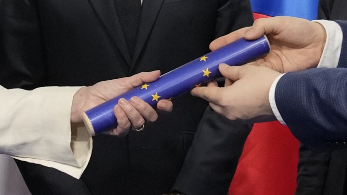 Europäische Union: So sieht es aus, wenn man den Ratsvorsitz in der EU bekommt: Die französische Außenministerin Catherine Colonna überreicht ihrem tschechischen Kollegen Jan Lipavský in Madrid den Staffelstab.
