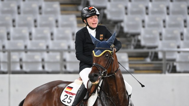 Olympia: Ende eines Traums: Annika Schleu schafft es nicht, ihr verunsichertes Pferd zu beruhigen.