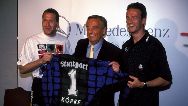 Fußballer und Transfers: Präsident Gerhard Mayer-Vorfelder (Mitte) präsentiert mit Fredi Bobic (rechts) vorschnell Torwart Andreas Köpke als vermeintlichen Zugang beim VfB Stuttgart - der Wechsel kam nie zustande.