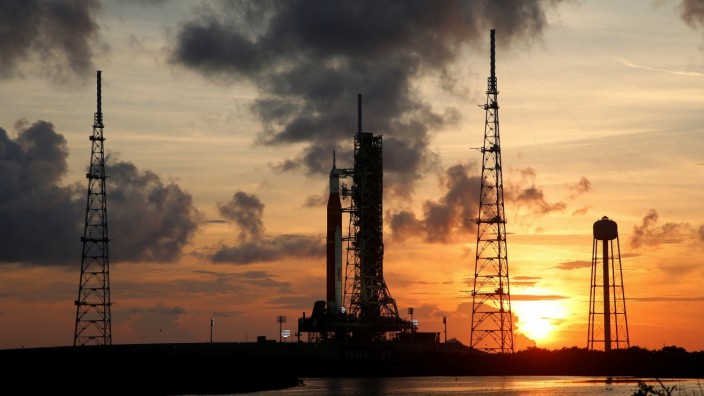 Nasa-Programm Artemis: Die neue Mondrakete "Space Launch System" wartet am Kennedy Space Center in Cape Canaveral.
