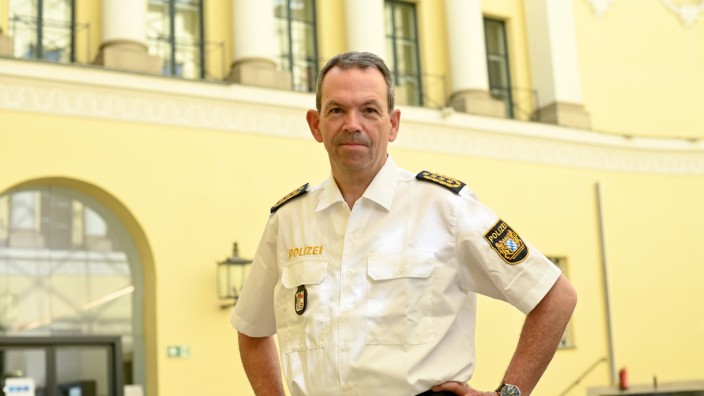 SZ-Formsache: Seit diesem März ist Michael Schwald, 56, geboren in Augsburg, Bayerns Polizeipräsident. Nach drei Jahren als Pressesprecher der Staatskanzlei war der Jurist seit 2013 Polizeipräsident für den Bereich Schwaben Nord.