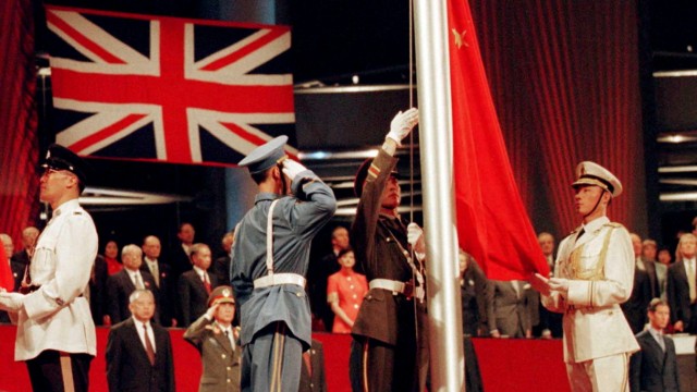 Hongkong: Das Ende von 156 Jahren britischer Kolonialherrschaft in Hongkong am 1. Juli 1997. Der Vertrag sah besondere, 50 Jahre gültige Freiheitsgarantien vor.