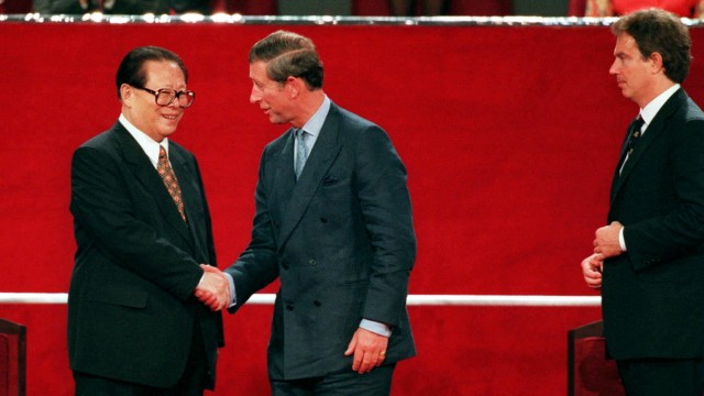 Hongkong: 25 Jahre her: Chinas damaliger Präsident Jiang Zemin und der britische Kronprinz Charles sowie Premier Tony Blair nach Hongkongs Übergabe an China.