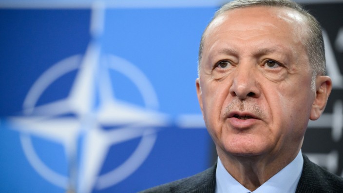 Türkei: "Wirklich unangenehme Überraschung": Der türkische Präsident Recep Tayyip Erdoğan erhob zum Abschluss des Nato-Gipfels in Madrid neue Forderungen an Schweden.