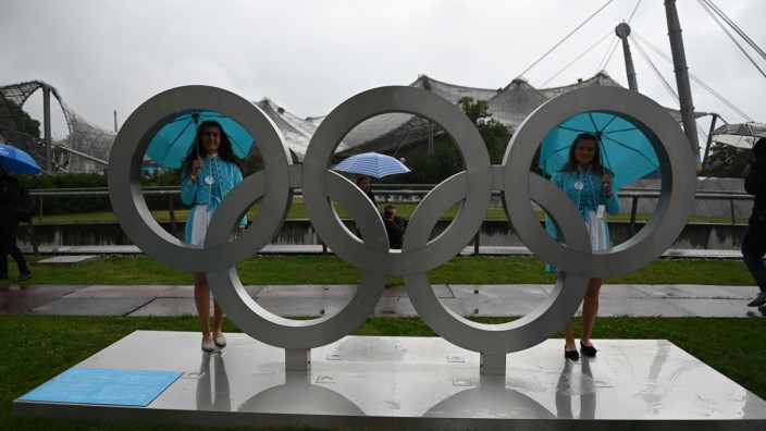 München heute: Enthüllung im Nieselregen: Am Freitag wurden die olympischen Ringe im Münchner Olympiapark offiziell präsentiert - in Grau, nicht wie sonst in bunten Farben.