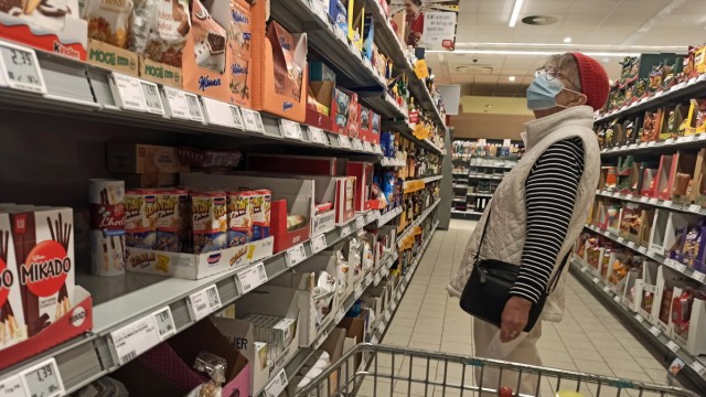 Coronavirus: Beim Einkaufen im Supermarkt tragen nur noch wenige Kunden eine Maske