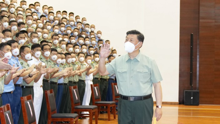 Hongkong: lnszenierung nach Xis Geschmack: Chinas Staatschef beim Besuch eines Militärstützpunkts in Hongkong.