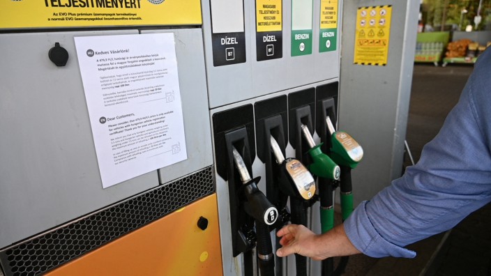 Europäische Union: Tankstelle in Budapest: Sprit ist billig - aber nur für Ungarn.
