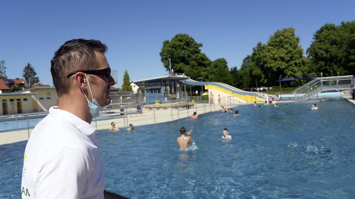 Personal für Schwimmbäder: Schwimmmeister Sante Ciavarella hat im Haarer Freibad alles im Blick.