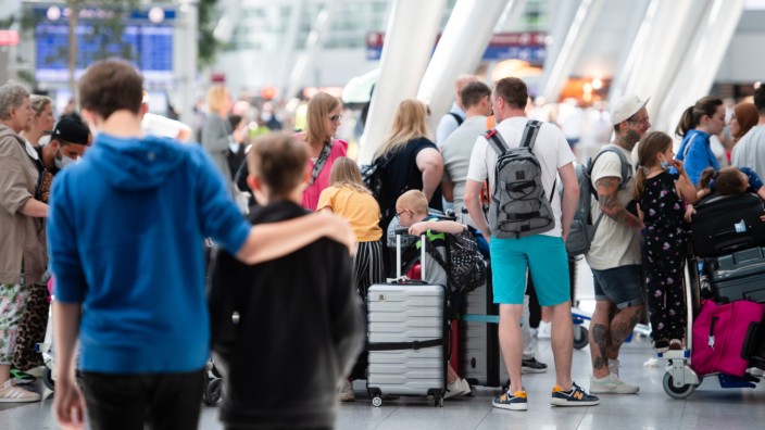 Urlaub: Eine Woche nach Start der Sommerferien hat sich die Lage an den Flughäfen in Nordrhein-Westfalen deutlich entspannt.