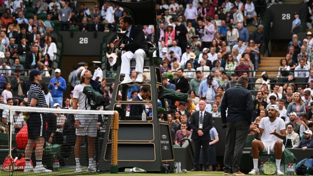 Wimbledon: Das sieht man auch nicht oft: Beide Spieler beschweren sich: Tsitsipas (links vom Netz) beim Stuhlschiedsrichter, Kyrios (rechts auf dem Stuhl) beim Oberschiedsrichter.
