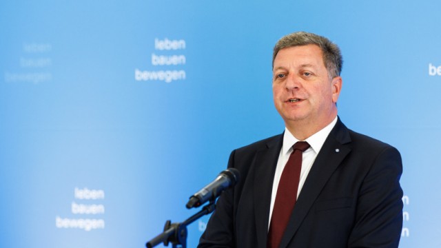 Zugverkehr im Freistaat: Für die Misere der Bahn in Bayern kann der neue bayerische Verkehrsminister Christian Bernreiter (CSU) persönlich nichts. Er ist erst seit Februar im Amt.