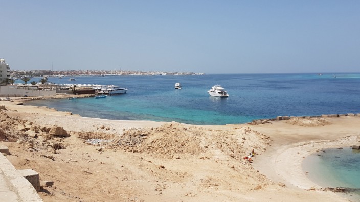 Tödlicher Vorfall: Menschenleer ist der Badestrand von Hurghada, nachdem er für einige Tage gesperrt wurde.
