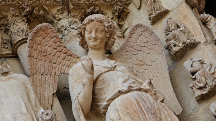 Prantls Blick: Der restaurierte Engel an der Fassade der Kathedrale von Reims. Im Ersten Weltkrieg von den Deutschen zerstört wurde die Figur damals in Frankreich zur Ikone deutscher Barbarei.