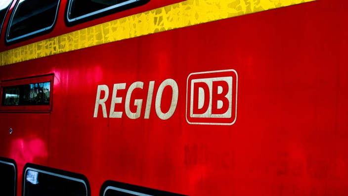 Nahverkehr: Regionalbahn am Bahnhof Nürnberg. Obwohl es das Neun-Euro-Ticket gibt, kaufen Tausende Menschen in Deutschland trotzdem teurere Monatskarten.