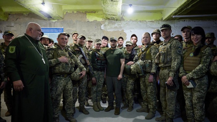 Ukraine: "In einem Krieg erledigen die Militärs 90 Prozent der Arbeit und die restlichen zehn Prozent die Regierung und das Präsidialamt" - so beschreibt ein Abgeordneter die innenpolitische Lage.