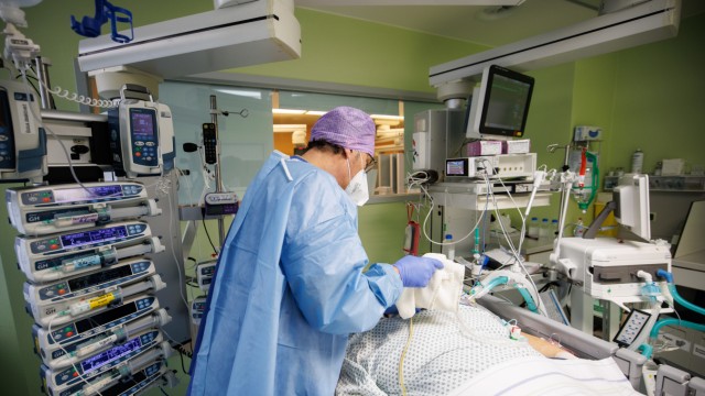 Corona in den Kliniken: Lorenz Nowak, Chefarzt an der Gautinger Asklepios-Klinik, versorgt einen Covid-19-Patienten auf der Intensivstation.