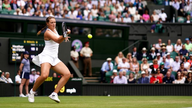 Wimbledon: Jule Niemeier in Aktion gegen die Britin Heather Watson.