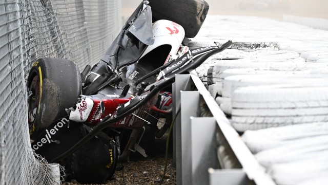 Formula 1 in Great Britain: Zhou's Alfa Romeo jumped over the meter-thick tire wall.