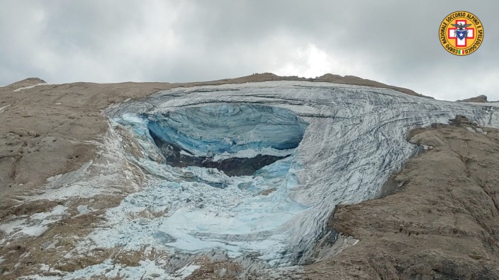 Italien: Der Gletscherbruch unterhalb des Marmolata-Gipfels.