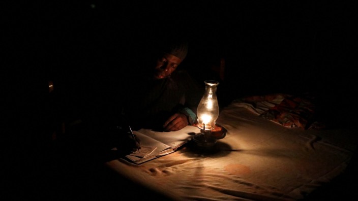 Energiekrise: Notlösung: Eine Einwohnerin von Soweto muss im Schein einer alten Paraffin-Lampe arbeiten.