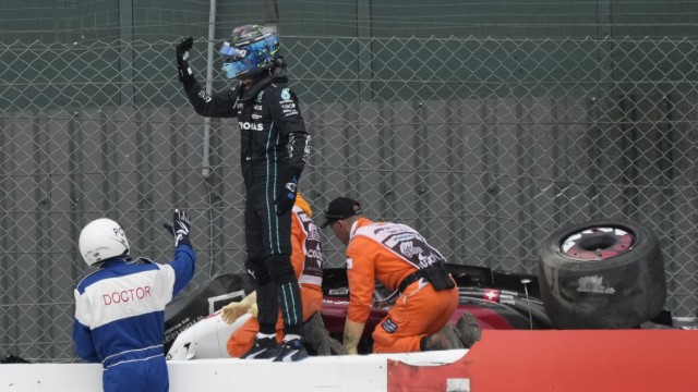 Sieben Kurven der Formel 1: George Russell (2.v.l) hält an der Unfallstelle, um sich nach dem Gesundheitszustand von Guanyu Zhou zu erkundigen.