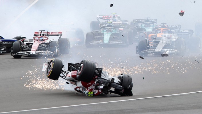 Sieben Kurven der Formel 1: Kaum zu glauben, aber Zhou Guanyu übersteht seinen Unfall in Silverstone unverletzt.