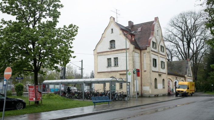 Stadtplanung: Das Bahnhofsgebäude in Perlach bedarf dringend einer Sanierung.