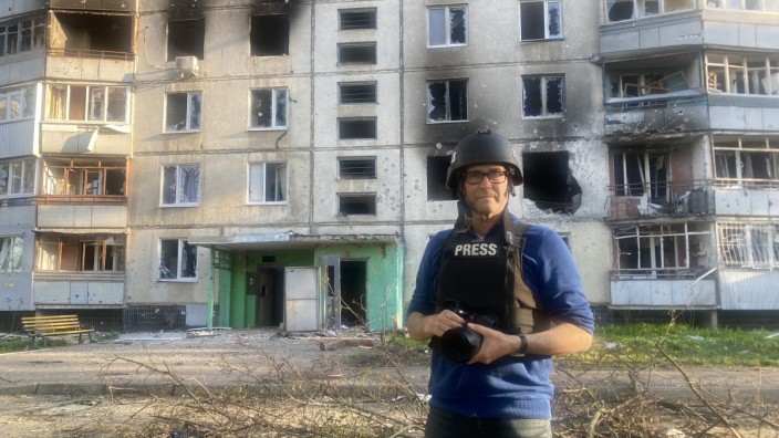Journalist aus Franken: "Was Sie gehört haben", sagt Till Mayer in die Handykamera, "war Artilleriefeuer." Er hält sich immer wieder auch nahe der Frontlinien im Donbass auf. In Charkiw ist dieses Foto entstanden.