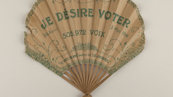 Ausstellung zur Staatsbürgerlichkeit im DHM: Entzückend: Ein Fächer aus dem Jahr 1914 mit der Aufschrift "Ich möchte wählen", den eine französische Zeitung an Frauen verteilte, als diese um ihr Wahlrecht kämpften.