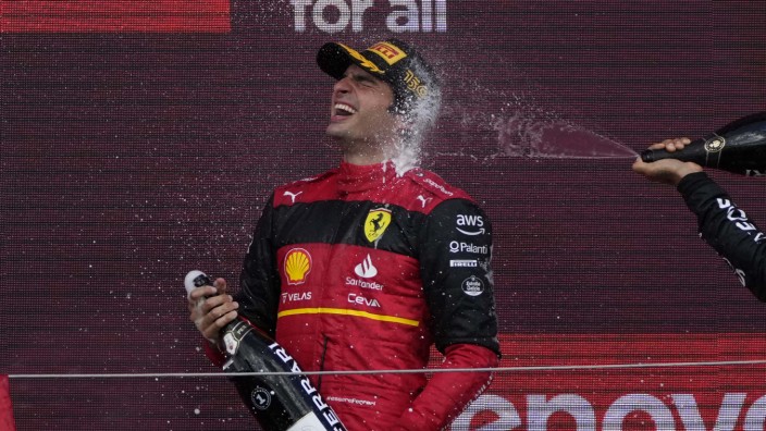 Formel 1 in Silverstone: Gutes Gefühl: Carlos Sainz genießt nach 149 vergeblichen Anläufen wieder einen Formel-1-Sieg.