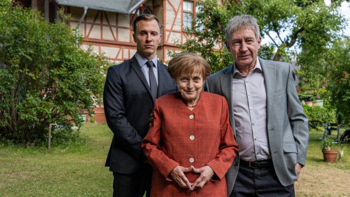 Verfilmung von "Miss Merkel": Katharina Thalbach, Entschuldigung, Angela Merkel und ihr Personenschützer Mike (Tim Kalkhof, links) und Ehemann Joachim Sauer (Thorsten Merten).