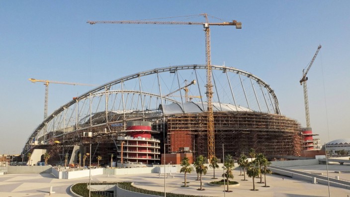 Fußball-WM in Katar: Umstrittene Baustellen: Bei der Konstruktion der Stadien für die Fußball-WM in Katar - hier das Khalifa International Stadium westlich von Doha vor fünf Jahren - sollen Rechte von Arbeitsmigranten massiv verletzt worden seien.