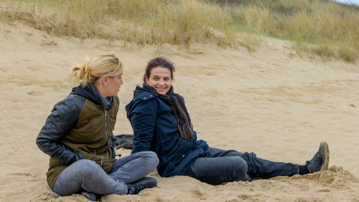 "Wie im echten Leben" im Kino: Zwei gegensätzliche Frauen in unerwartet tiefer Verbundenheit: Die beiden Arbeitskolleginnen Christèle (Hélène Lambert) und Marianne (Juliette Binoche) gönnen sich eine freie Stunde am Meer.