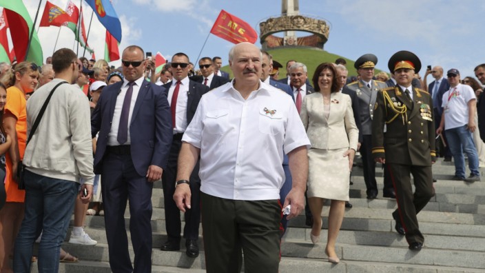 Belarus: Alexander Lukaschenko bei der Nationalfeier 2022 nahe Minsk