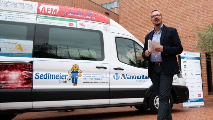 Feldkirchen: Bürgermeister Andreas Janson mit dem neuen Bürgerbus.