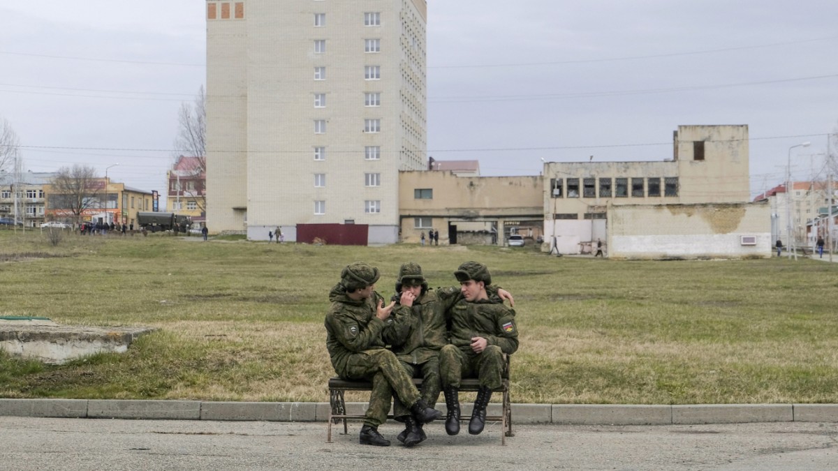 How young Russians try to escape from Putin's army - Politics