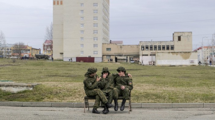 Wehrpflichtige in Russland: Die Einberufungsbehörde will immer wissen, wo sich die jungen Männer Russlands aufhalten. Man könnte sie ja brauchen. Junge Soldaten 2018 in Stawropol.