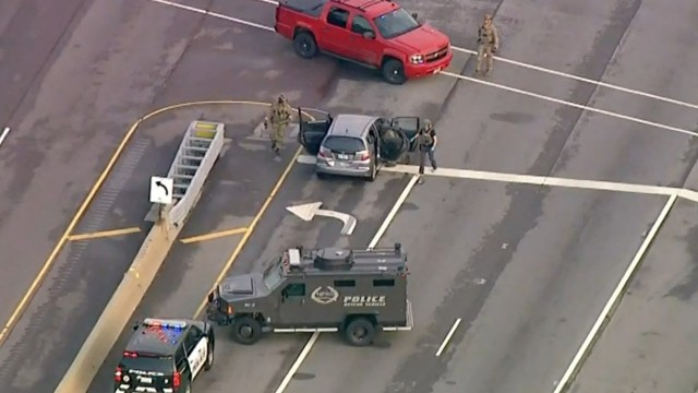 USA: Polizisten durchsuchen das Auto des 22 Jahre alten Verdächtigen.