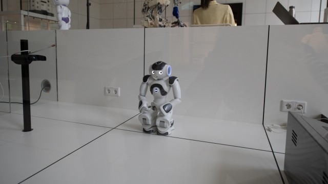 Freizeit in München: Der kleine Nano in der neuen Ausstellung zur Robotik soll noch einen neuen Namen bekommen.