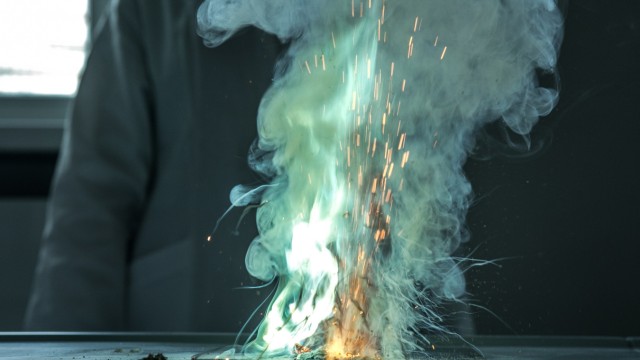 Freizeit in München: Feuer aus Eis: Bei einer Vorführung im Chemie-Saal wird Ammoniumnitrat mit Ammoniumchlorid und Zinkpulver gemischt.