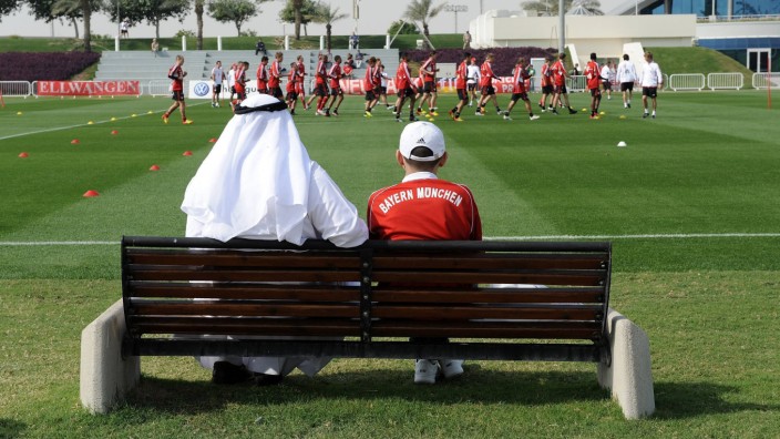 FC Bayern und Katar: Der FC Bayern und Katar - eine kontroverse Beziehung. Seit vielen Jahren reist der Klub an den Golf ins Trainingslager, seit 2018 ist die staatliche Fluglinie Qatar Airways Sponsor.