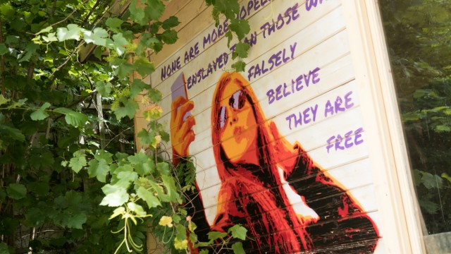 Jubiläumsschau im Feierwerk: Der Künstler Lapiz hat ein Graffito im Garten des Integrationsprojekts an der Kistlerhofstraße gesprüht.