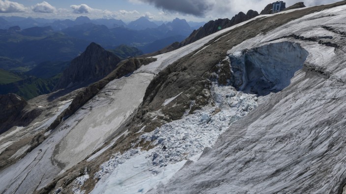 Unglück in den Dolomiten: Als wäre ein riesiges Stück Eis herausgebissen worden - so sieht die Stelle am Marmolata-Gletscher nach dem Eisbruch aus.