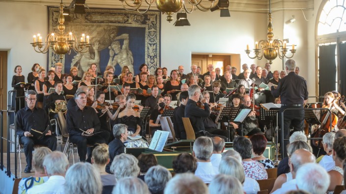 Konzert im Dachauer Schloss: Am Sonntag lud die Chorgemeinschaft Dachau in den Festsaal des Dachauer Schlosses, aufgeführt wurde "Die Schöpfung" von Joseph Haydn.