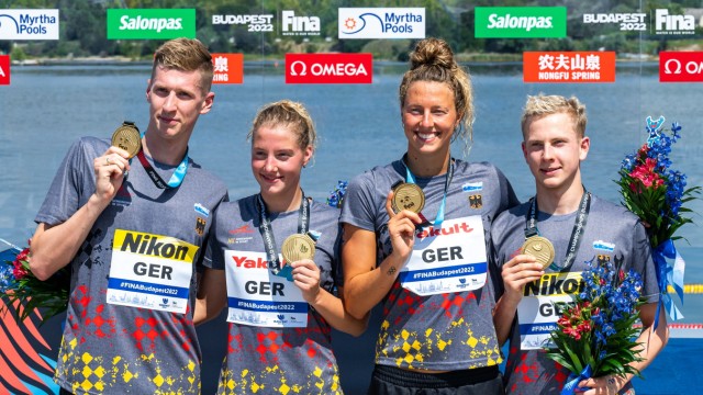 Schwimm-WM: ... und vier Tage vorher mit Florian Wellbrock (li.), Leonie Beck (2. v. re.) und Oliver Klemet - sowie Staffelgold um den Hals.