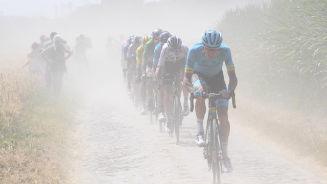 Fünfte Etappe der Tour de France: Nur die Heuschrecken fehlen bei diesen biblischen Bedingungen: So sah es vor vier Jahren bei der Tour de France aus. Die Etappe gewann damals übrigens der deutsche Profi John Degenkolb.