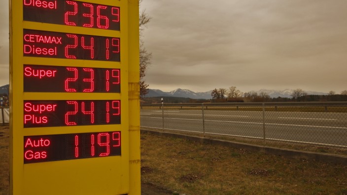 Benzinpreise: Die Preise an den Tankstellen sind apokalyptisch hoch - und zwingen viele zu Einschränkungen an anderer Stelle, um überhaupt noch mobil zu bleiben.